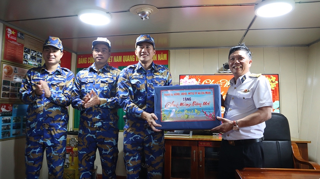 Mang xuân từ đất liền đến các nhà giàn DK1 - Ảnh 12.