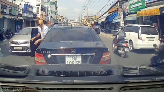 Tức vì không được nhường đường, tài xế lái ô tô chặn đường dọa đánh người khác- Ảnh 1. Tức vì không được nhường đường, tài xế lái ô tô chặn đường dọa đánh người khác- Ảnh 1.