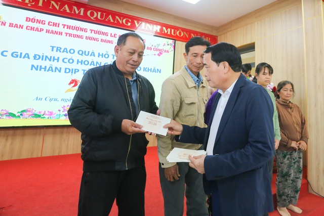 Để người dân khó khăn có cái tết đủ đầy hơn- Ảnh 4. Để người dân khó khăn có cái tết đủ đầy hơn- Ảnh 4.