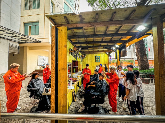 Xếp hàng 30-45 phút để được cắt tóc miễn phí - Ảnh 2.