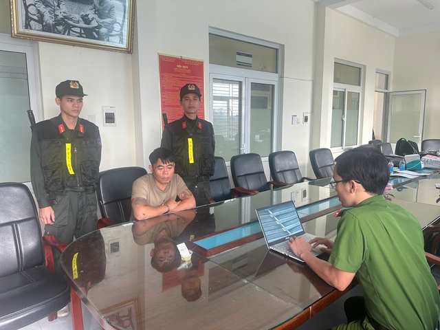 Đột kích tụ điểm sử dụng ma túy trong đêm tại vườn cây cảnh- Ảnh 3. Đột kích tụ điểm sử dụng ma túy trong đêm tại vườn cây cảnh- Ảnh 3.