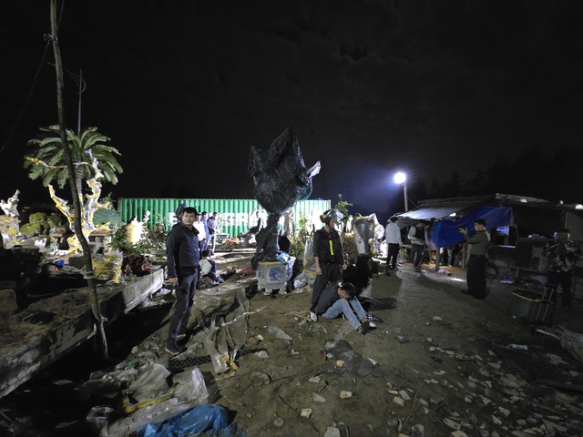 Đột kích tụ điểm sử dụng ma túy trong đêm tại vườn cây cảnh- Ảnh 1. Đột kích tụ điểm sử dụng ma túy trong đêm tại vườn cây cảnh- Ảnh 1.