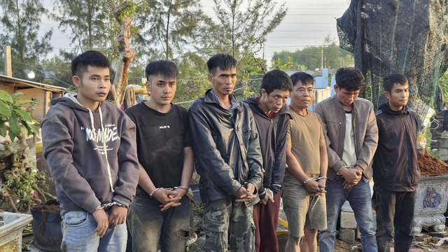 Đột kích tụ điểm sử dụng ma túy trong đêm tại vườn cây cảnh- Ảnh 4. Đột kích tụ điểm sử dụng ma túy trong đêm tại vườn cây cảnh- Ảnh 4.