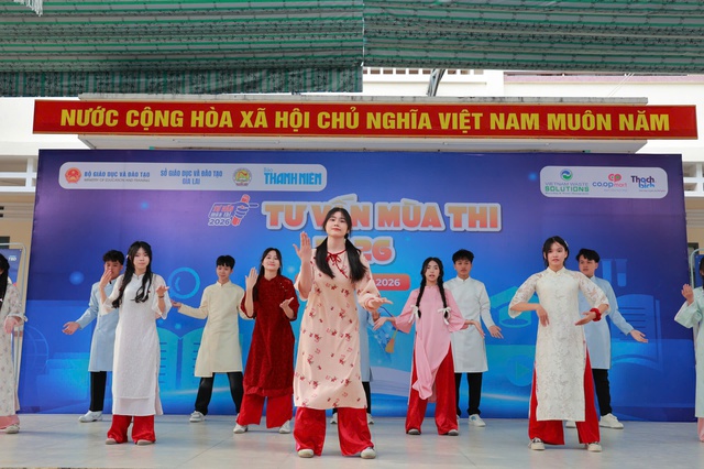 S&ocirc;i động c&aacute;c gian h&agrave;ng tại chương tr&igrave;nh Tư vấn m&ugrave;a thi ở Gia Lai- Ảnh 1.