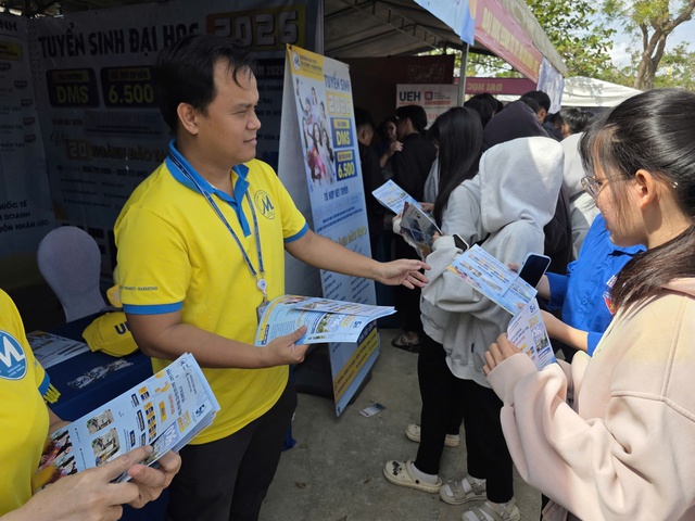 S&ocirc;i động c&aacute;c gian h&agrave;ng tại chương tr&igrave;nh Tư vấn m&ugrave;a thi ở Gia Lai- Ảnh 7.