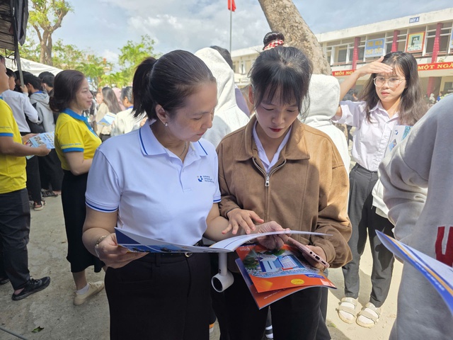 S&ocirc;i động c&aacute;c gian h&agrave;ng tại chương tr&igrave;nh Tư vấn m&ugrave;a thi ở Gia Lai- Ảnh 13.