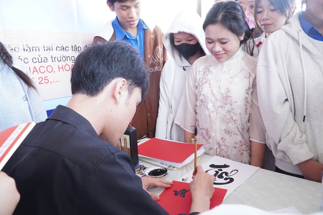 S&ocirc;i động c&aacute;c gian h&agrave;ng tại chương tr&igrave;nh Tư vấn m&ugrave;a thi ở Gia Lai- Ảnh 4.