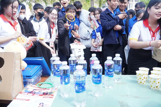 S&ocirc;i động c&aacute;c gian h&agrave;ng tại chương tr&igrave;nh Tư vấn m&ugrave;a thi ở Gia Lai- Ảnh 5.