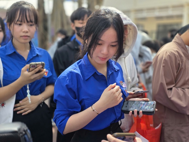 S&ocirc;i động c&aacute;c gian h&agrave;ng tại chương tr&igrave;nh Tư vấn m&ugrave;a thi ở Gia Lai- Ảnh 2.