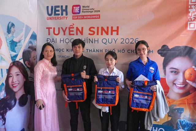 S&ocirc;i động c&aacute;c gian h&agrave;ng tại chương tr&igrave;nh Tư vấn m&ugrave;a thi ở Gia Lai- Ảnh 9.