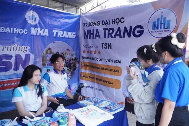 S&ocirc;i động c&aacute;c gian h&agrave;ng tại chương tr&igrave;nh Tư vấn m&ugrave;a thi ở Gia Lai- Ảnh 8.