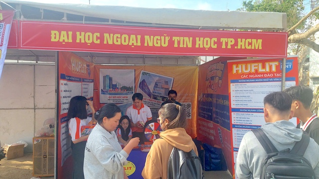 S&ocirc;i động c&aacute;c gian h&agrave;ng tại chương tr&igrave;nh Tư vấn m&ugrave;a thi ở Gia Lai- Ảnh 12.