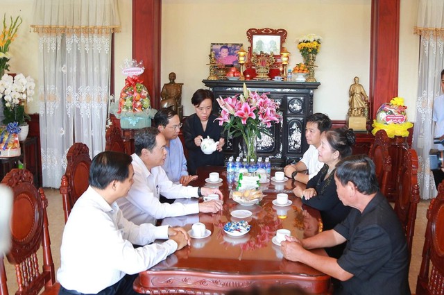 Chủ tịch Quốc hội Trần Thanh Mẫn thăm c&aacute;c khu lưu niệm, tặng qu&agrave; tại Vĩnh Long - Ảnh 4.