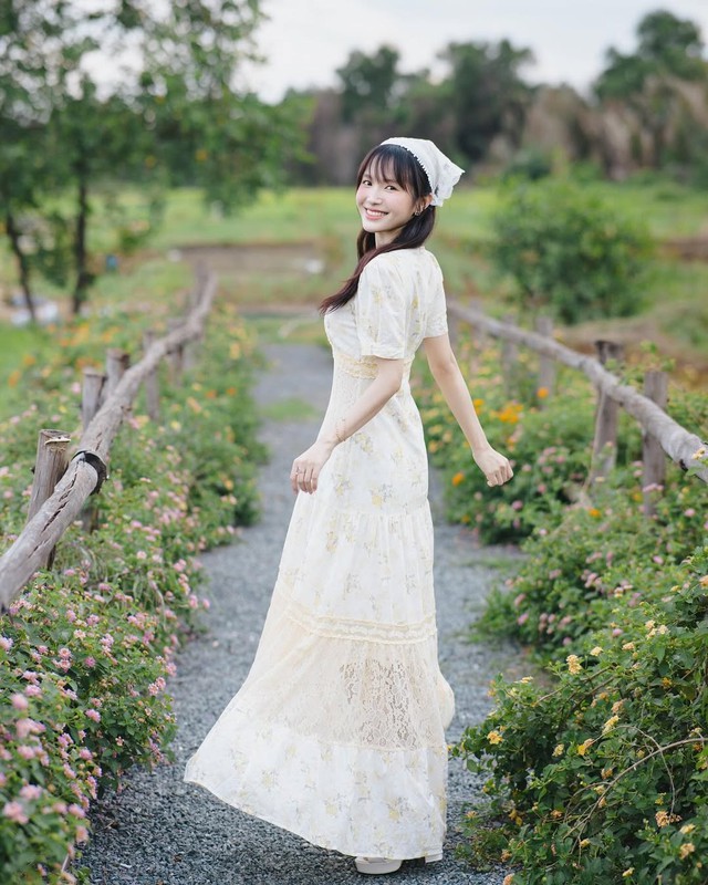 Khăn turban ren trắng, chút điệu đà cho ngày xuống phố- Ảnh 3.