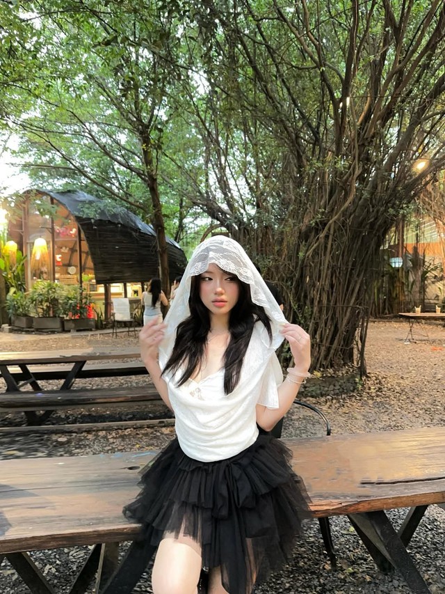 Khăn turban ren trắng, chút điệu đà cho ngày xuống phố- Ảnh 6.