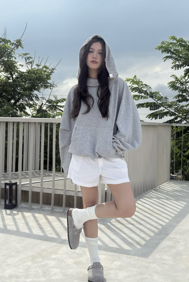 Quần trắng, món đồ cơ bản giúp tổng thể trang phục sáng bừng  - Ảnh 9.