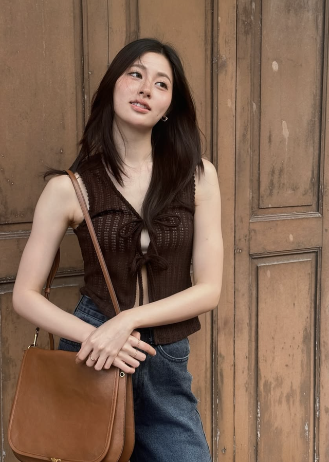 Khi áo tank top kết hợp quần jeans tạo nên vẻ ngoài trẻ trung, cá tính  - Ảnh 8.