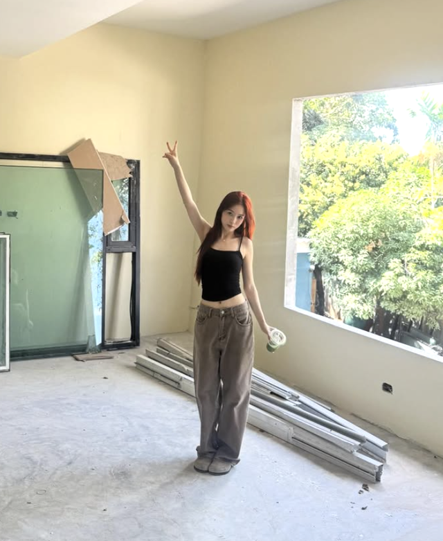 Khi áo tank top kết hợp quần jeans tạo nên vẻ ngoài trẻ trung, cá tính  - Ảnh 9.