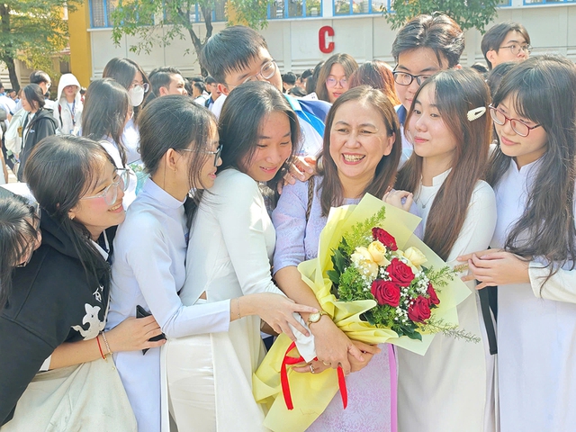 Năm đầu ti&ecirc;n gi&aacute;o vi&ecirc;n được thưởng tết, mức thưởng ra sao? - Ảnh 1.