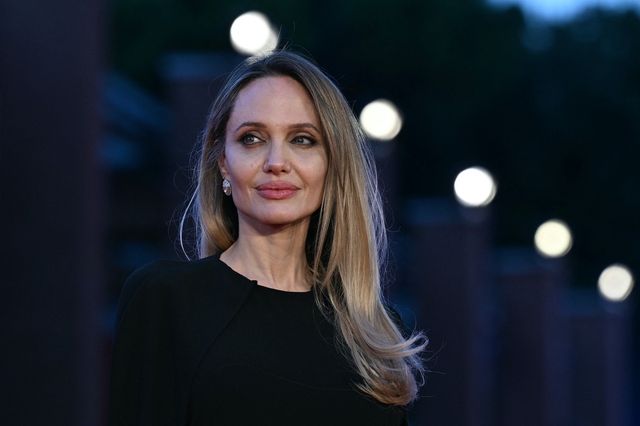 Angelina Jolie ra sao sau khi rời bỏ cuộc sống h&agrave;o nho&aacute;ng ở Hollywood? - Ảnh 1.