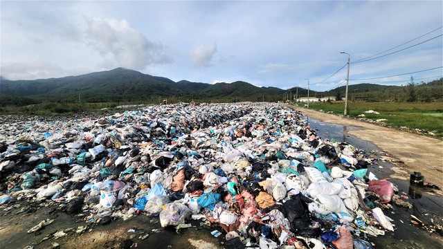 Khu xử l&yacute; r&aacute;c thải qu&aacute; tải, d&acirc;n bị ruồi nhặng 'tấn c&ocirc;ng'- Ảnh 1.