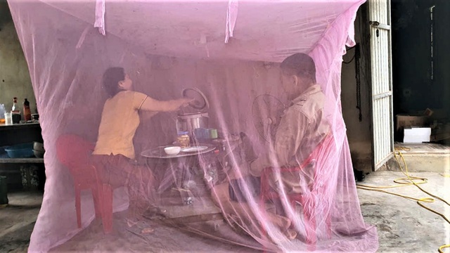 Khu xử l&yacute; r&aacute;c thải qu&aacute; tải, d&acirc;n bị ruồi nhặng 'tấn c&ocirc;ng'- Ảnh 2.