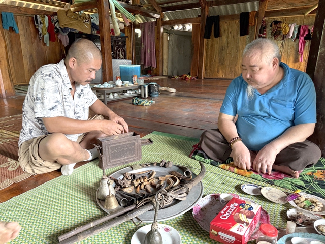 Thầy mo Mường v&agrave; t&uacute;i Kh&oacute;t b&iacute; ẩn  - Ảnh 4.