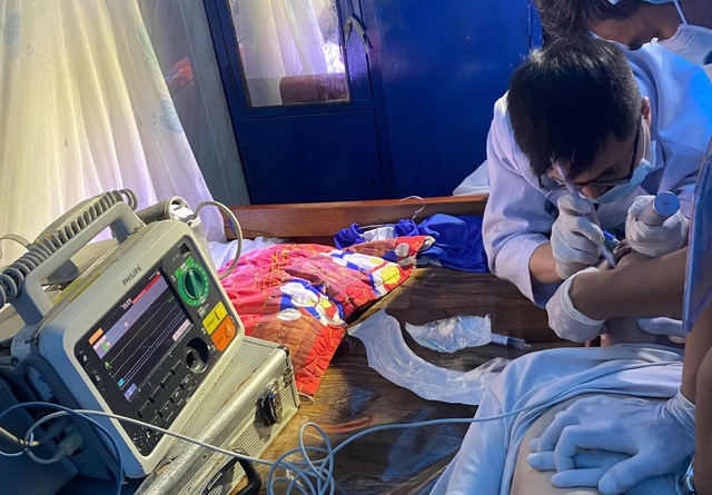 TP.HCM: Sặc b&aacute;nh tr&ocirc;i nước khiến cụ &ocirc;ng h&ocirc;n m&ecirc;, ngưng tim - Ảnh 1.