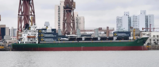 Tàu hàng Trung Quốc mang hàng chục ống tên lửa vừa được ‘độ’ thêm máy phóng UAV? - Ảnh 1.