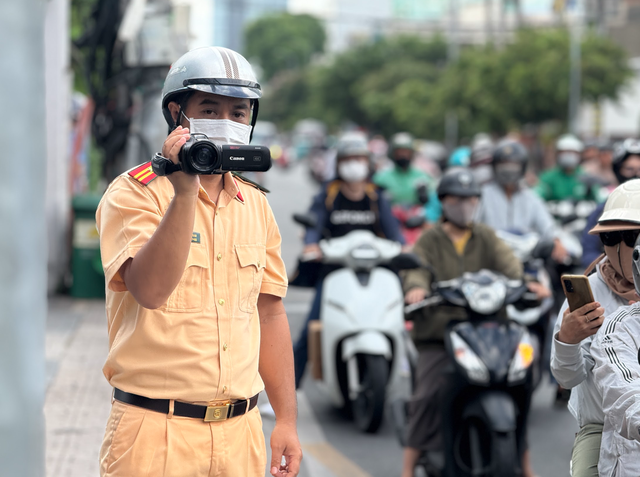 Hơn 3.700 xe bị CSGT TP.HCM phạt nguội v&igrave; dừng đỗ sai, chạy qu&aacute; tốc độ - Ảnh 1.