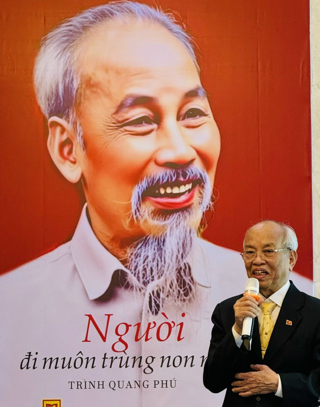 Nh&agrave; thơ Trần Đăng Khoa: 'Viết về B&aacute;c rất kh&oacute; nhưng anh Tr&igrave;nh Quang Ph&uacute; đ&atilde; l&agrave;m xuất sắc'- Ảnh 3.