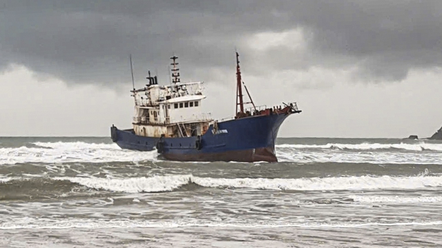 T&agrave;u vỏ sắt 300 tấn nghi của nước ngo&agrave;i tr&ocirc;i dạt v&agrave;o bờ biển Quảng Ng&atilde;i- Ảnh 1.