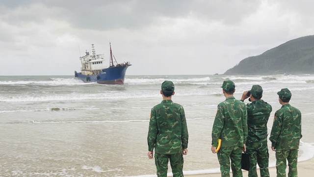 Kiểm tra tàu cá nước ngoài mắc cạn ở Quảng Ngãi: Không phát hiện ngư cụ- Ảnh 2. Kiểm tra tàu cá nước ngoài mắc cạn ở Quảng Ngãi: Không phát hiện ngư cụ- Ảnh 2.
