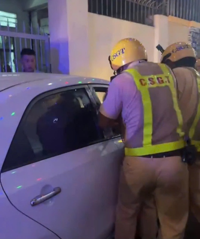 CSGT TP.HCM truy bắt thanh ni&ecirc;n đ&aacute;nh t&agrave;i xế, cướp taxi c&ocirc;ng nghệ- Ảnh 1.