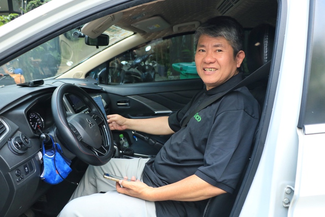 Bất ngờ chuyện thầy giáo 8 năm chạy GrabCar ở TP.HCM: Ấm áp tình đồng nghiệp- Ảnh 1. Bất ngờ chuyện thầy giáo 8 năm chạy GrabCar ở TP.HCM: Ấm áp tình đồng nghiệp- Ảnh 1.
