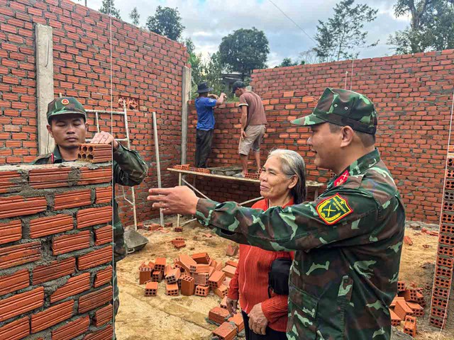 X&acirc;y nh&agrave; cho d&acirc;n giữa đại ng&agrave;n Trường Sơn - Ảnh 1.
