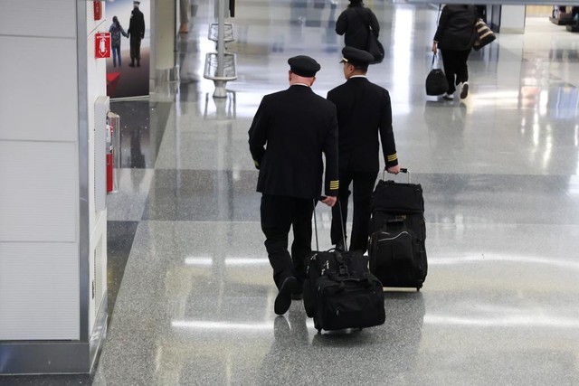 Tiết lộ lương 'khủng' của phi công Mỹ gây choáng- Ảnh 1. Tiết lộ lương 'khủng' của phi công Mỹ gây choáng- Ảnh 1.