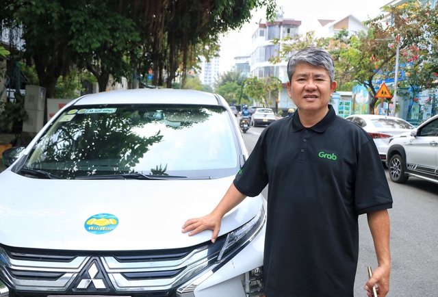 Bất ngờ chuyện thầy giáo 8 năm chạy GrabCar ở TP.HCM: Ấm áp tình đồng nghiệp- Ảnh 2. Bất ngờ chuyện thầy giáo 8 năm chạy GrabCar ở TP.HCM: Ấm áp tình đồng nghiệp- Ảnh 2.
