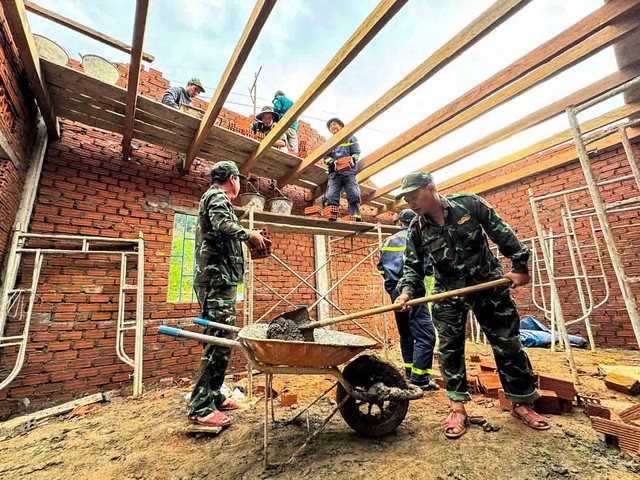 X&acirc;y nh&agrave; cho d&acirc;n giữa đại ng&agrave;n Trường Sơn - Ảnh 2.