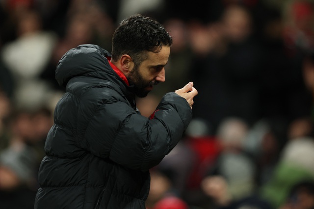 Sốc: HLV Amorim bị M.U sa thải v&igrave; 'g&acirc;y hấn' với ban l&atilde;nh đạo, người tạm ngồi ghế n&oacute;ng l&agrave;&hellip;- Ảnh 1.