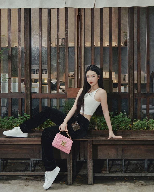 Vì sao giày thể thao trắng là lựa chọn an toàn nhất cho mọi bản phối? Vì sao giày thể thao trắng là lựa chọn an toàn nhất cho mọi bản phối? - Ảnh 2.