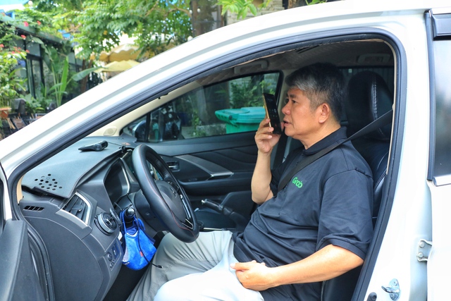 Bất ngờ chuyện thầy giáo 8 năm chạy GrabCar ở TP.HCM: Ấm áp tình đồng nghiệp- Ảnh 3. Bất ngờ chuyện thầy giáo 8 năm chạy GrabCar ở TP.HCM: Ấm áp tình đồng nghiệp- Ảnh 3.