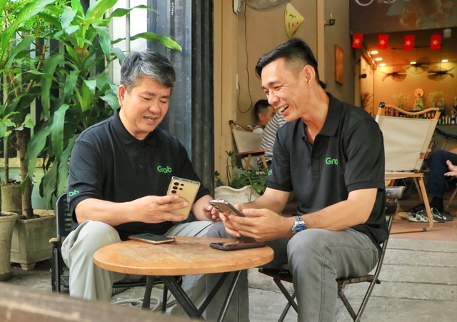 Bất ngờ chuyện thầy giáo 8 năm chạy GrabCar ở TP.HCM: Ấm áp tình đồng nghiệp- Ảnh 4. Bất ngờ chuyện thầy giáo 8 năm chạy GrabCar ở TP.HCM: Ấm áp tình đồng nghiệp- Ảnh 4.