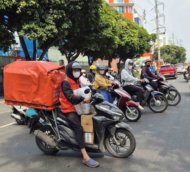 Cuối năm, đơn hàng của shipper tăng gấp rưỡi, chạy từ sáng đến khuya- Ảnh 1.