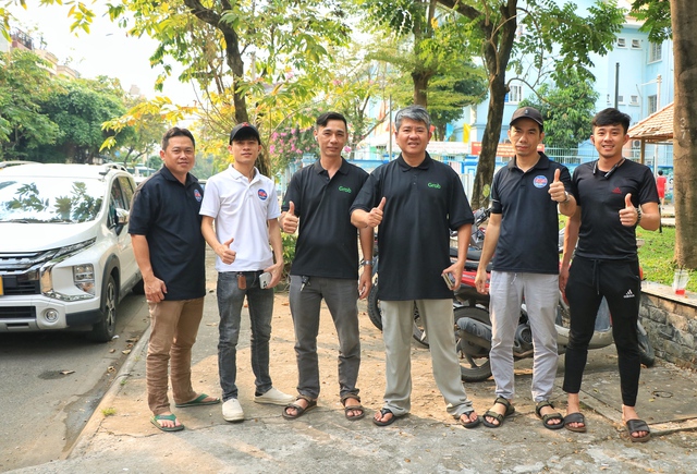 Bất ngờ chuyện thầy giáo 8 năm chạy GrabCar ở TP.HCM: Ấm áp tình đồng nghiệp- Ảnh 5. Bất ngờ chuyện thầy giáo 8 năm chạy GrabCar ở TP.HCM: Ấm áp tình đồng nghiệp- Ảnh 5.