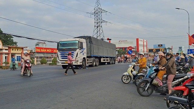 Đồng Tháp: Nam sinh thoát chết 'thẩn kỳ' dưới gẩm xe đầu kéo dưới gầm xe đầu kéo- Ảnh 2. Đồng Tháp: Nam sinh thoát chết 'thẩn kỳ' dưới gẩm xe đầu kéo dưới gầm xe đầu kéo- Ảnh 2.