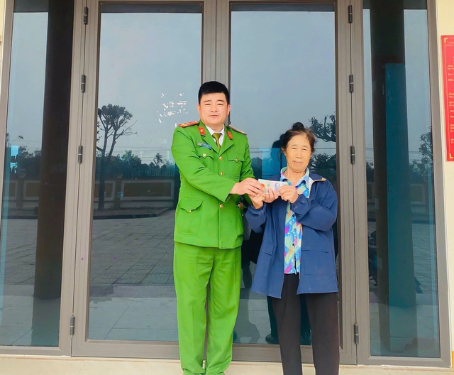 Người phụ nữ nhặt được v&agrave;ng khi đi chợ giữa thời điểm gi&aacute; cao ngất ngưởng - Ảnh 1.