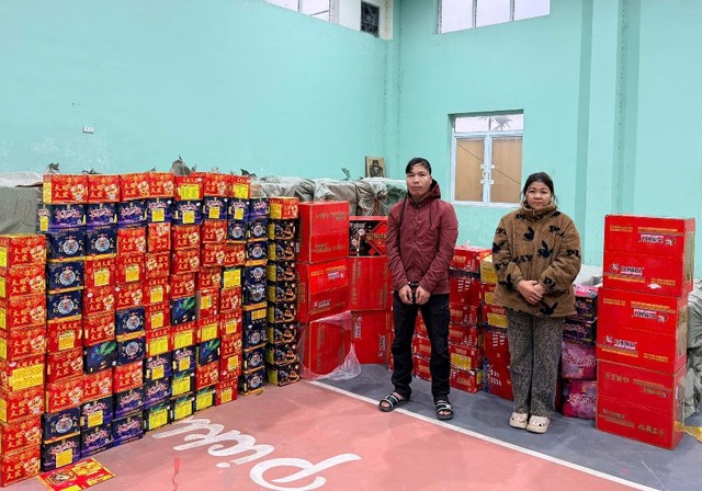 Cảnh s&aacute;t đặc nhiệm H&agrave; Nội thu hơn 6 tấn ph&aacute;o nổ Trung Quốc- Ảnh 1.