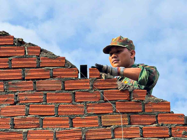 X&acirc;y nh&agrave; cho d&acirc;n giữa đại ng&agrave;n Trường Sơn - Ảnh 5.