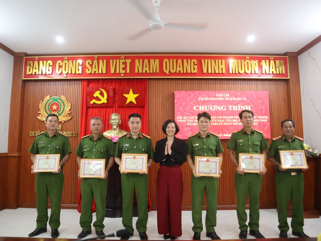 Những người lặng thầm trong lũ dữ Đắk Lắk - Ảnh 4.